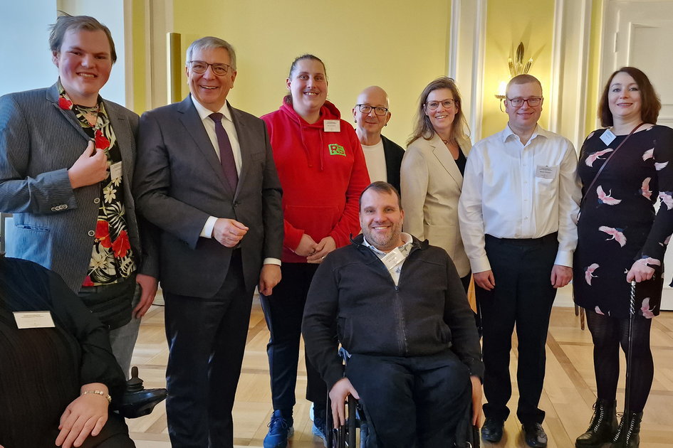 Menschen mit und ohne Handicap bei einem Empfang