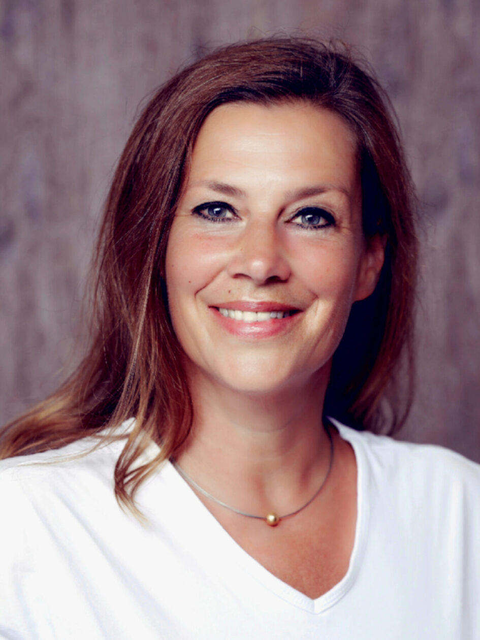 Fotoportrait einer Frau mit weißer Bluse.