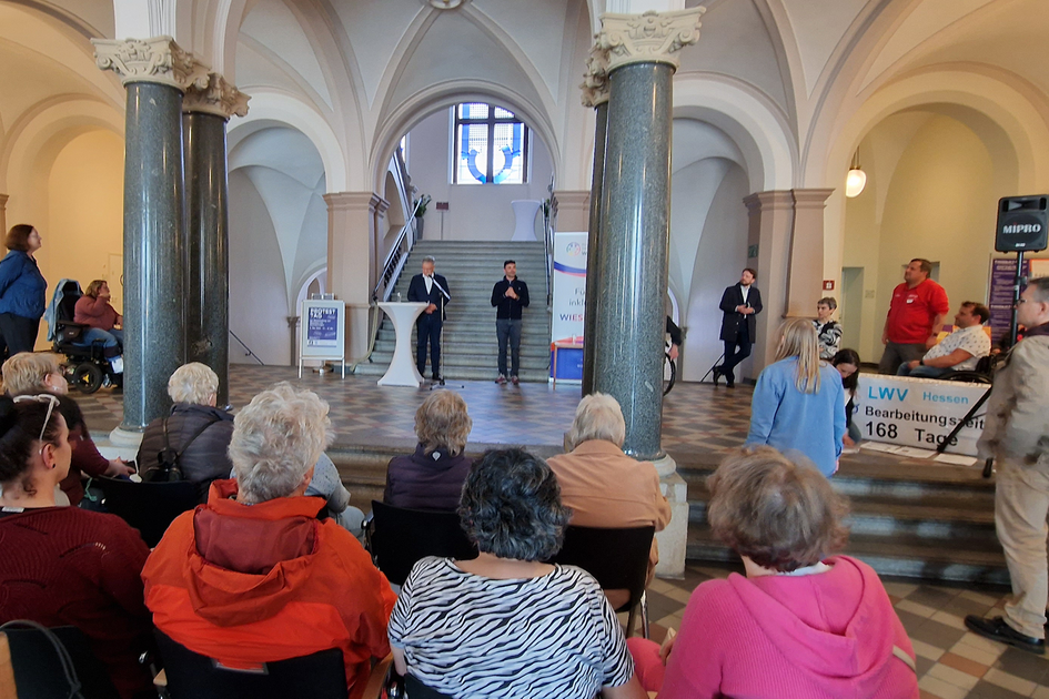 Feierlichkeiten in einem historischen Gebäude.