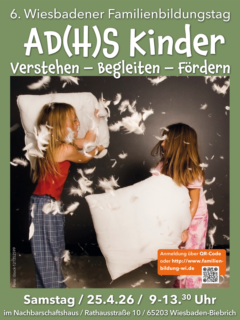 Plakat Wiesbadener Familientag: Kleine Kinder bei einer Kissenschlacht.