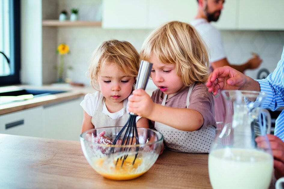 Bambini con ciotola per impastare