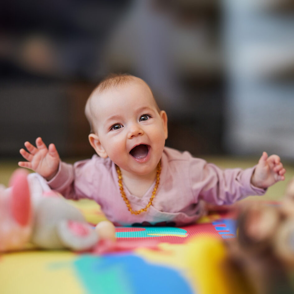 Baby auf Spieldecke