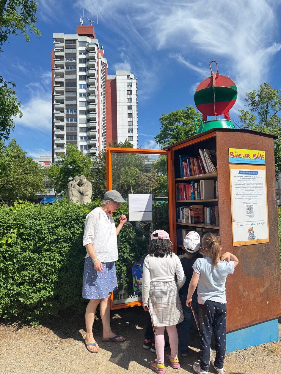 Kinder die vor einem Schrank stehen