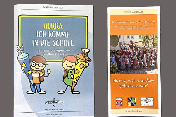 Zwei Broschüren liegen nebeneinander
