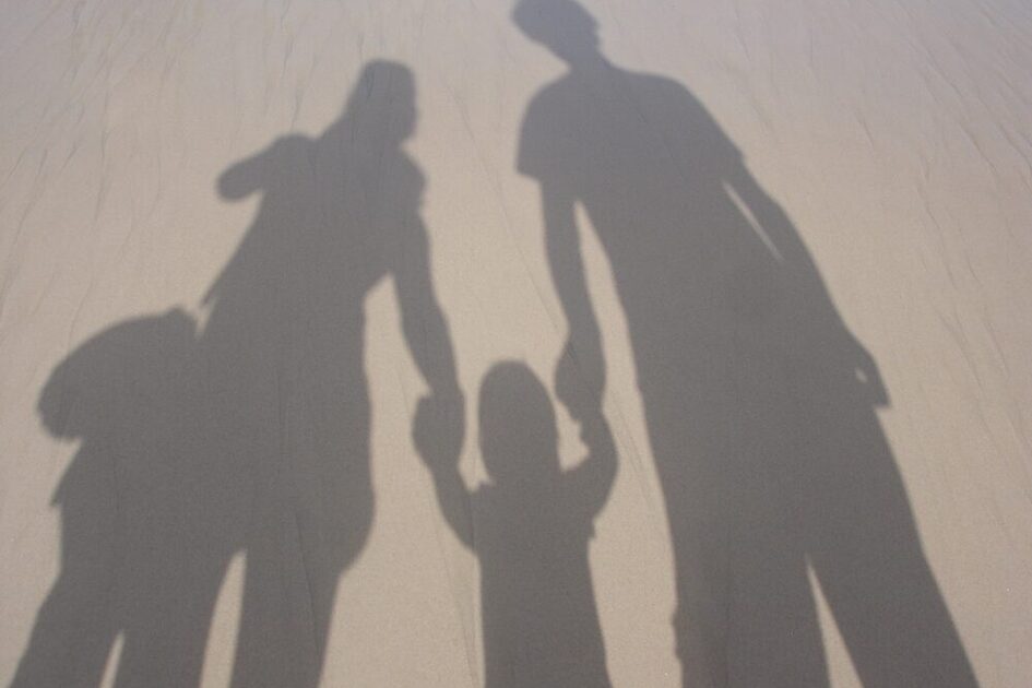 Schatten einer Familie im Sand