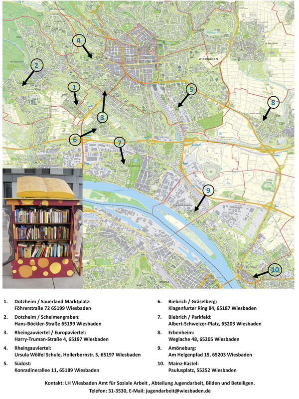 Auf einem Straßenplan sind Pfeiler eingezeichnet, auf denen Bücherkästen in Wiesbaden stehen.