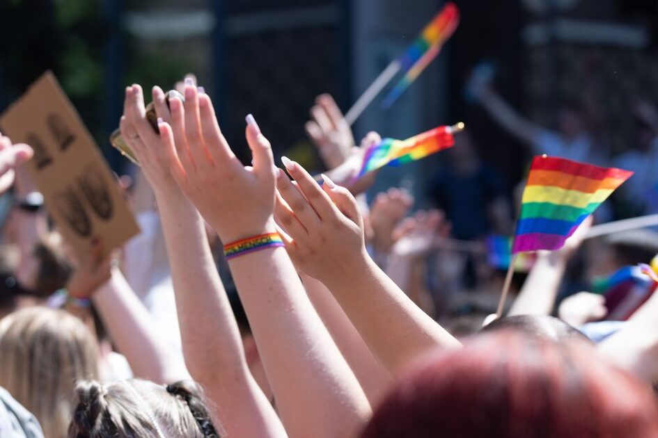 CSD geçit törenindeki insanlar, Christopher Street Day: eller ve gökkuşağı bayrakları.