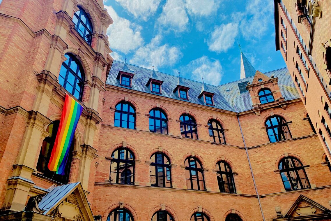 Foto vom Rathaus mit Regenbogenfahne