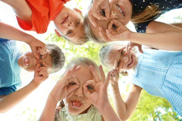 Lachende Kinder, die im Kreis stehen