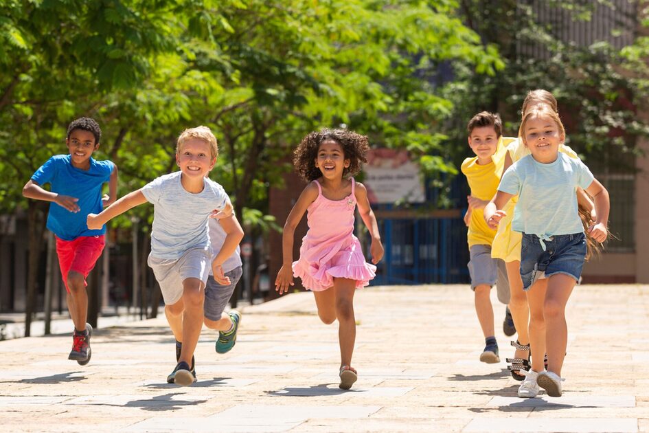 Niños corriendo por la calle