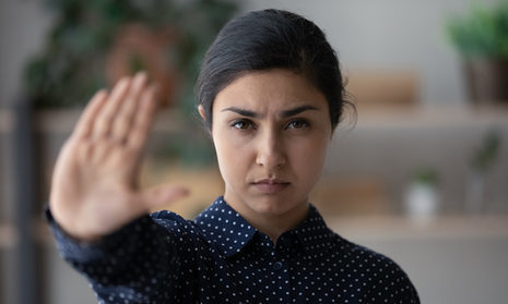 Häusliche Gewalt: Eine Frau hält die Hand hoch und sagt so Stopp.