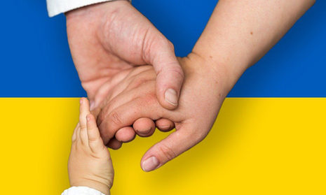 Ukrainische Fahne und Hände im Vordergrund