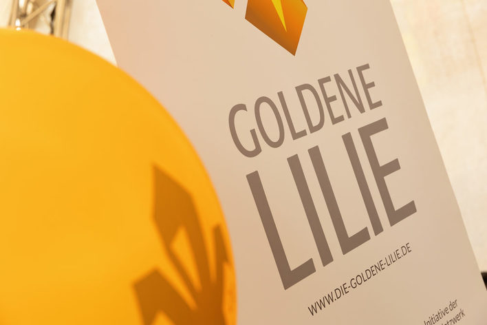Goldene Lilie 2022 - Plakat und Ballon werben für die Goldene Lilie.
