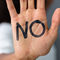 WI says No - Hilfe bei Gewalt gegen Frauen -  Frau hebt die Hand zum Stopp