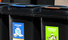 Müllkästen für Altpapier und Bioabfälle