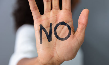 WI says No - Hilfe bei Gewalt gegen Frauen - dunkelhaarige Frau hebt die H