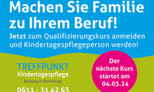 Grün-blaues Plakat mit Werbung für nächsten Qualifizierungskurs zur Kinder