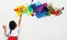 Kind bemalt die Wand mit Farbe und Pinsel