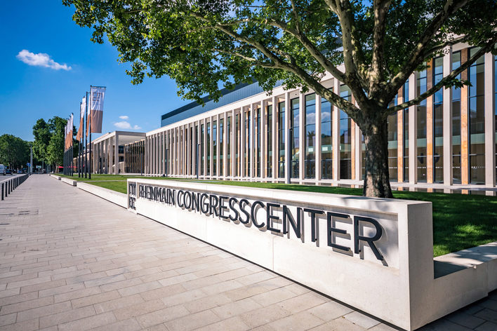 RMCC Kongresshalle von außen - modern