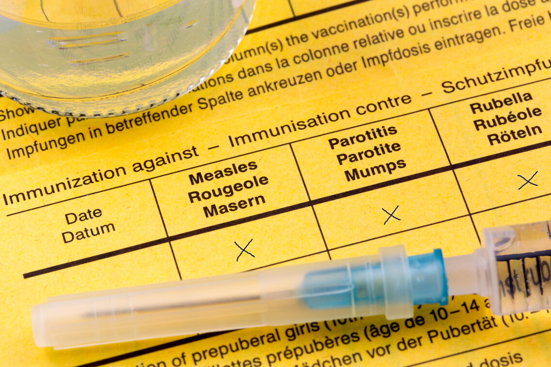 Carnet de vaccinare și seringă