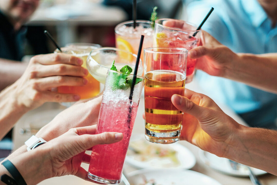 Anstoßen mit alkoholischen Getränken