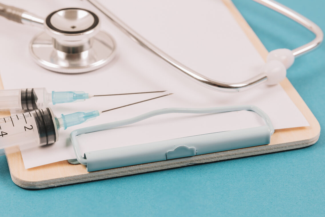 Stethoskop und Spritzen