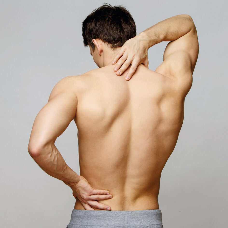 رجل يعاني من آلام في الظهر