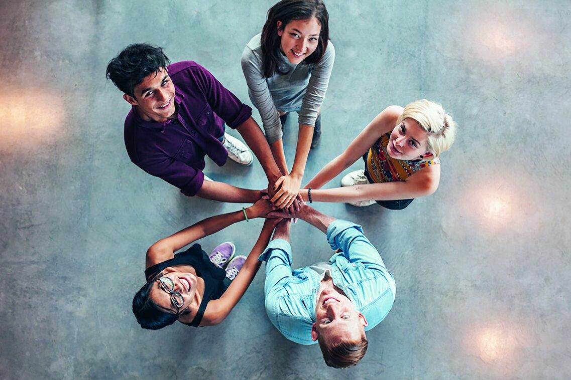 Beş kişi birlikte seviniyor