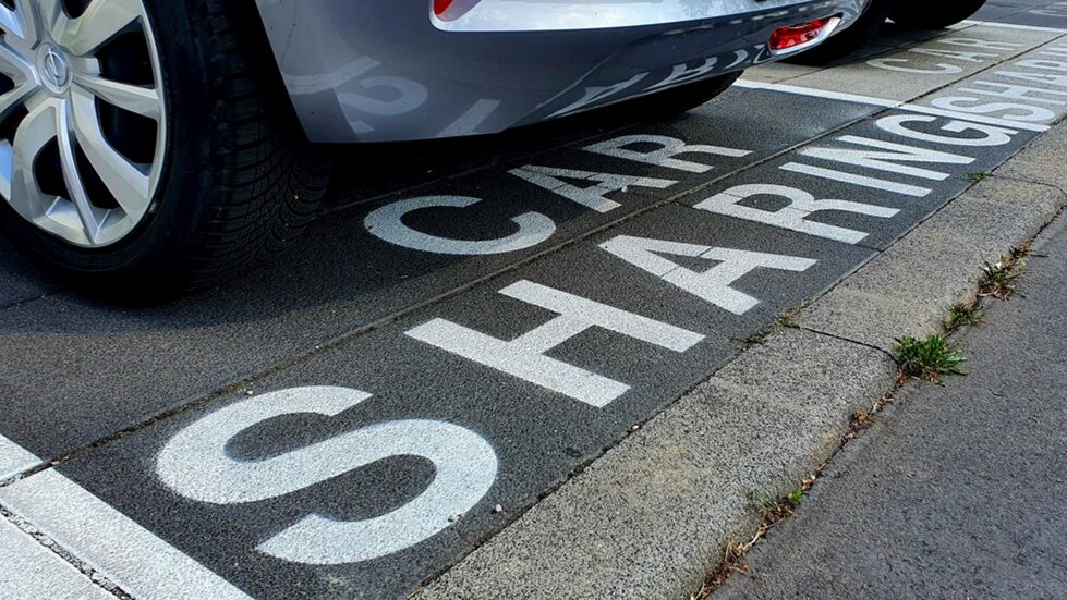 Schriftzug Carsharing Parkplatz