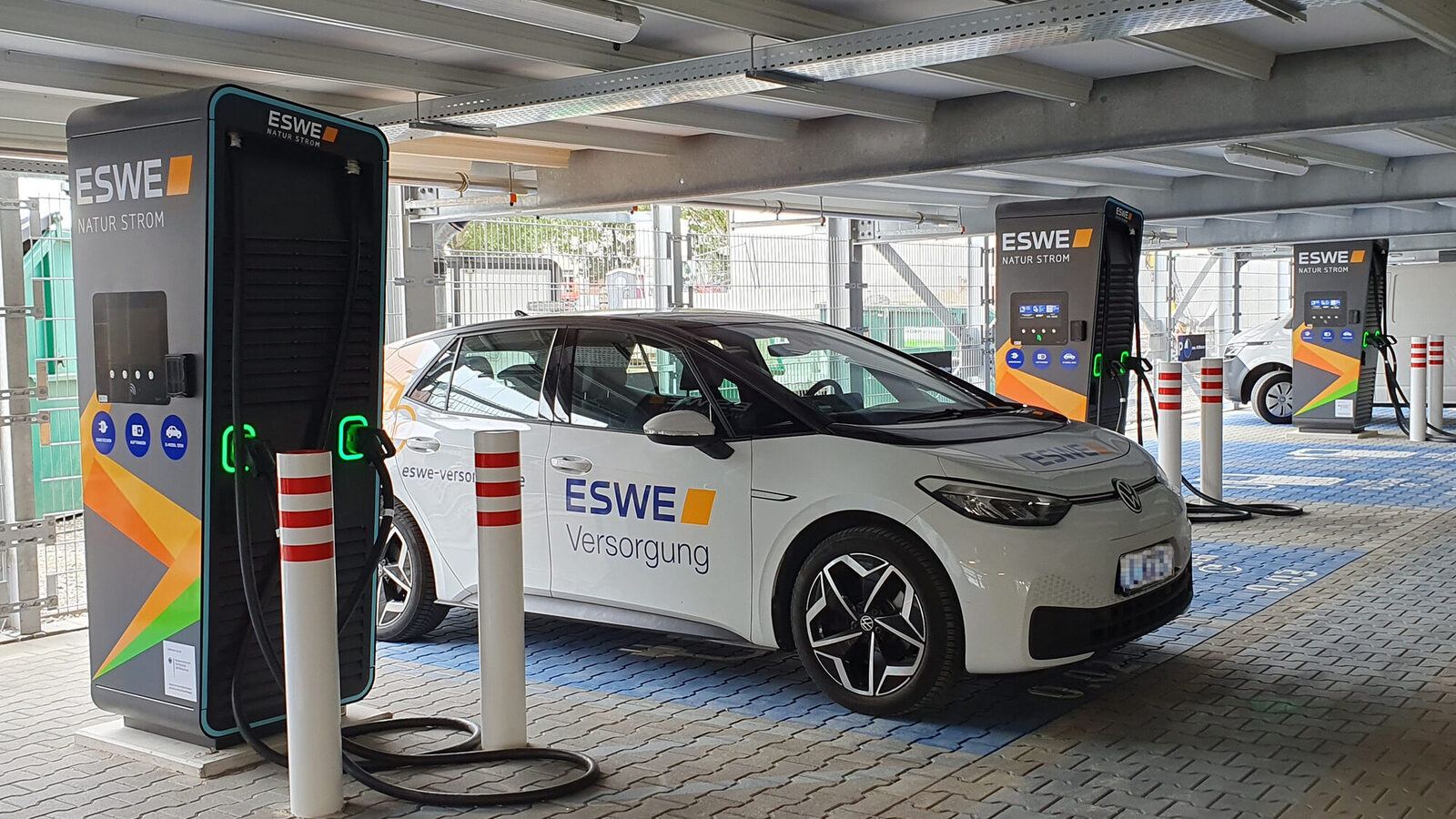 E-Auto am Schnelllader im Parkhaus Elsässer Platz