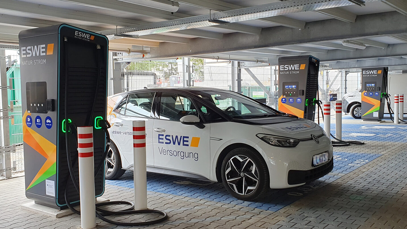 E-Auto am Schnelllader im Parkhaus Elsässer Platz