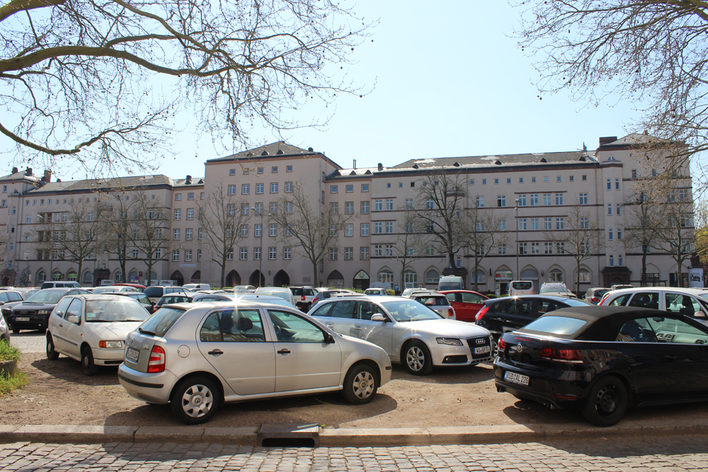 Der Elsässer Platz wird zurzeit als Parkplatz für viele Autos genutzt.