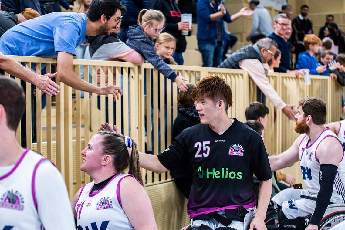 Die Basketballer nach einem Spiel beim Abklatschen mit den Fans.