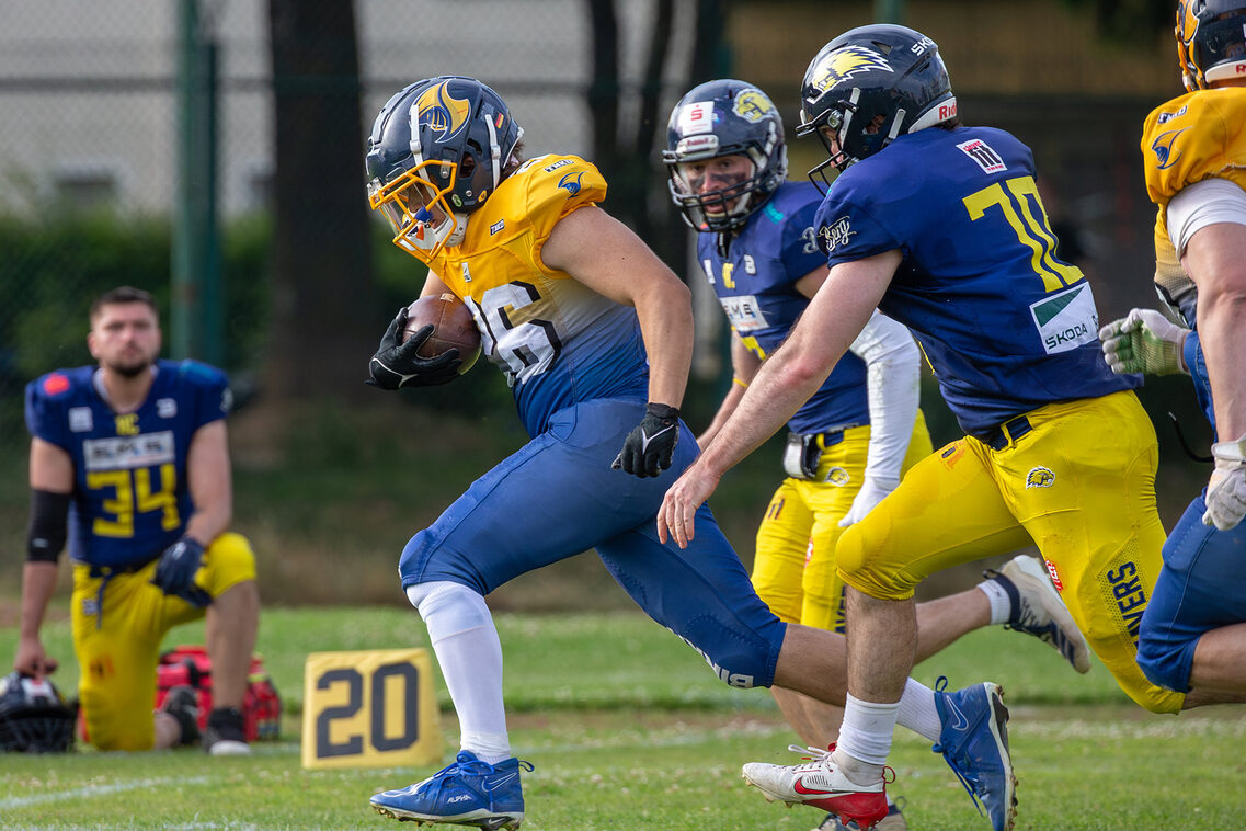 Footballspieler mit Ball in Aktion.