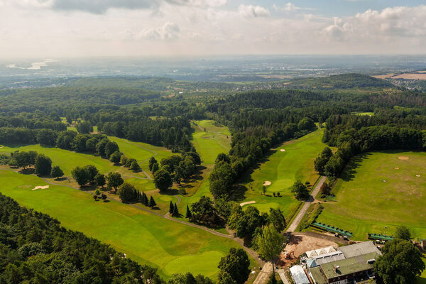 Luftaufnahme eines Golfclubs im Grünen.