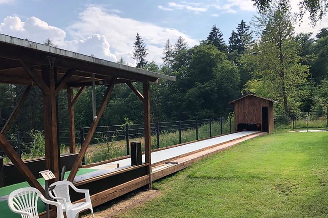 Открытый боулинг в сельской местности.