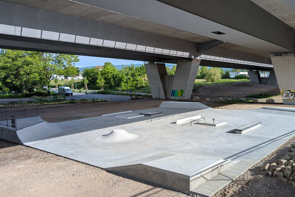 Skateranlage unter eine Autobahnbrücke.