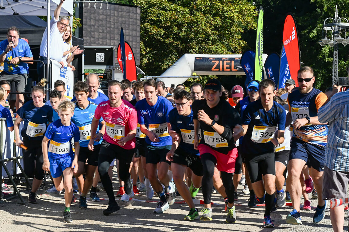 Läuferinnen und Läufer beim Start des Laufs