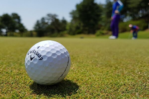 Minge de golf pe verde