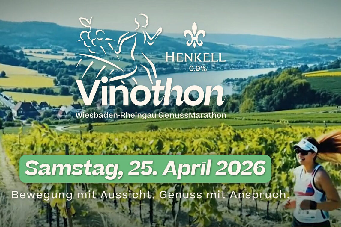 Sportlerin im Vordergrund, dahinter Weinberge laufen durch Weinberge