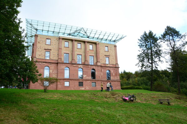 Jagdschloss vor bewölktem Himmel