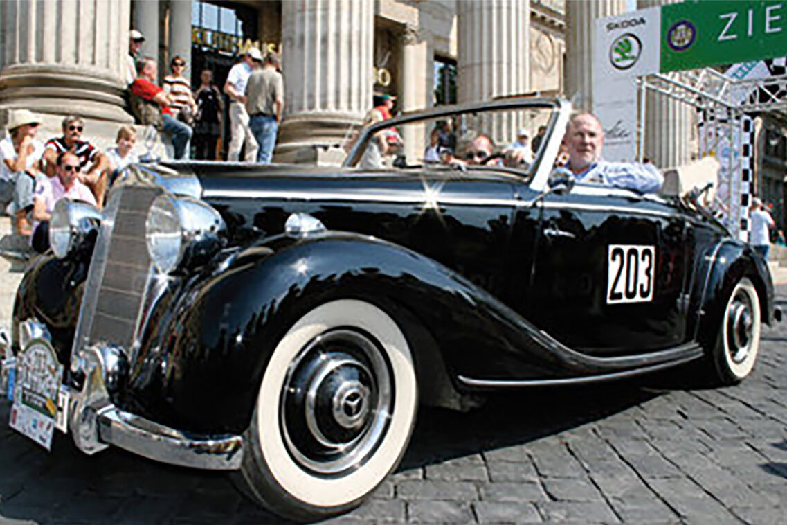 Oldtimer vor einem historischen Gebäude