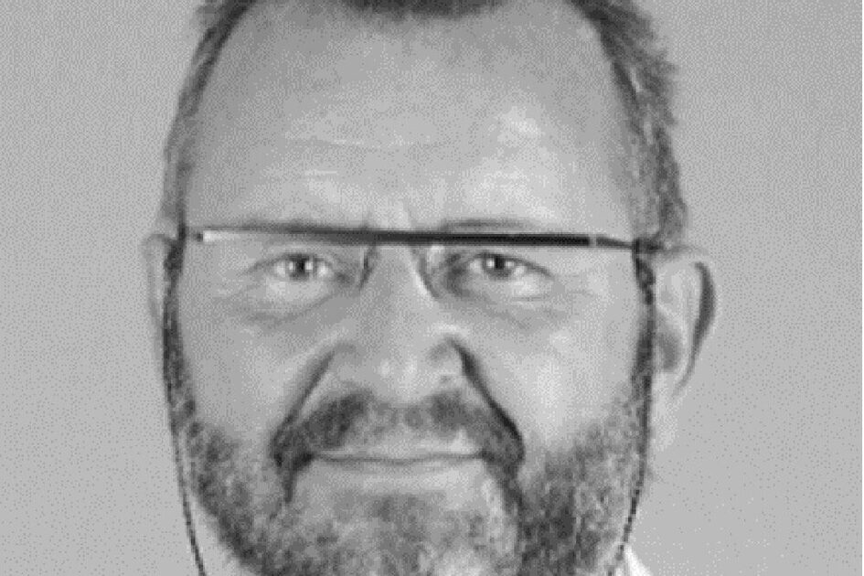 Mann mit Bart und Brille