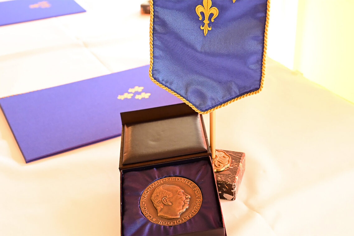 Медал в кутия.