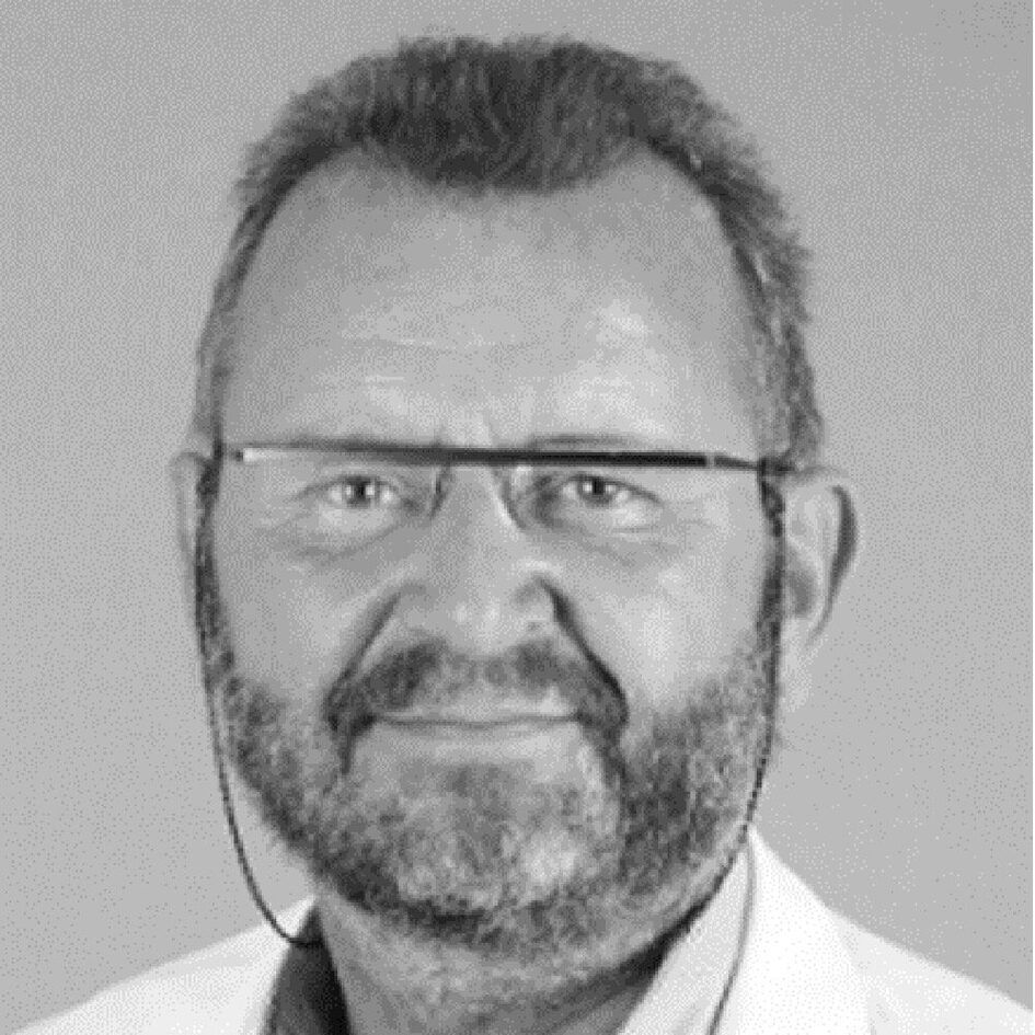 Mann mit Bart und Brille - schwarz-weiß.