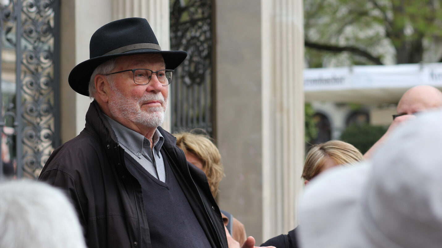 Почесний громадянин д-р Йорг Йордан на прогулянці містом біля храму Кохбруннен.