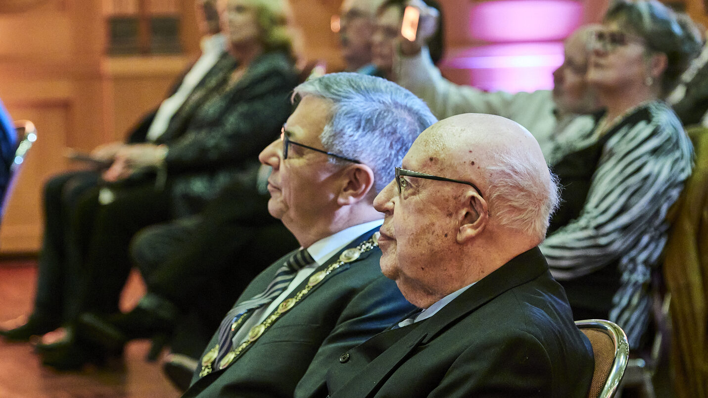 Ehrenbürger Rudi Schmitt (neben Oberbürgermeister Gert-Uwe Mende)