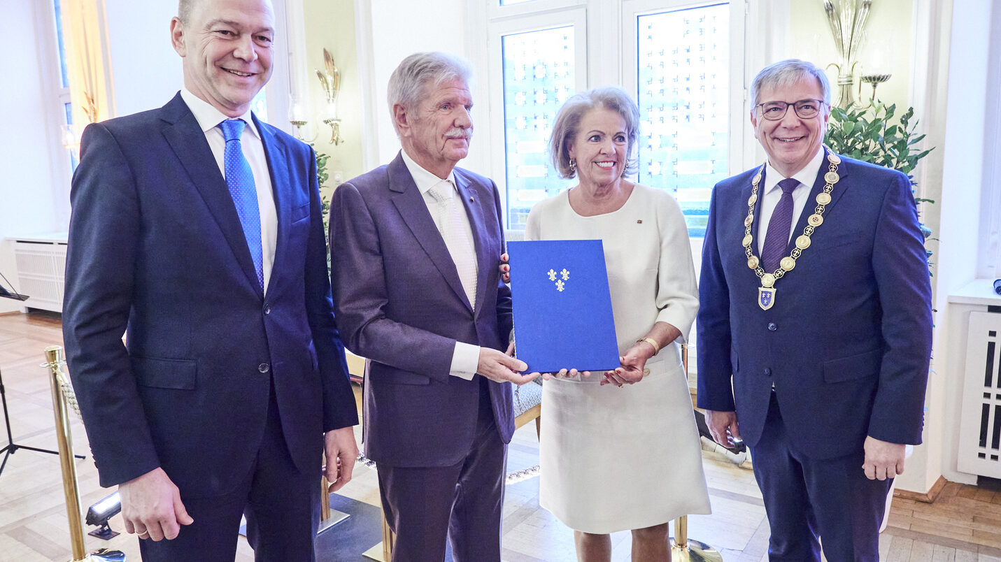 Domnul și doamna Ernst la ceremonia de acordare a titlului de cetățean de onoare (stânga: Șeful Consiliului municipal Dr. Gerhard Obermayr, dreapta: primarul Gert-Uwe Mende)