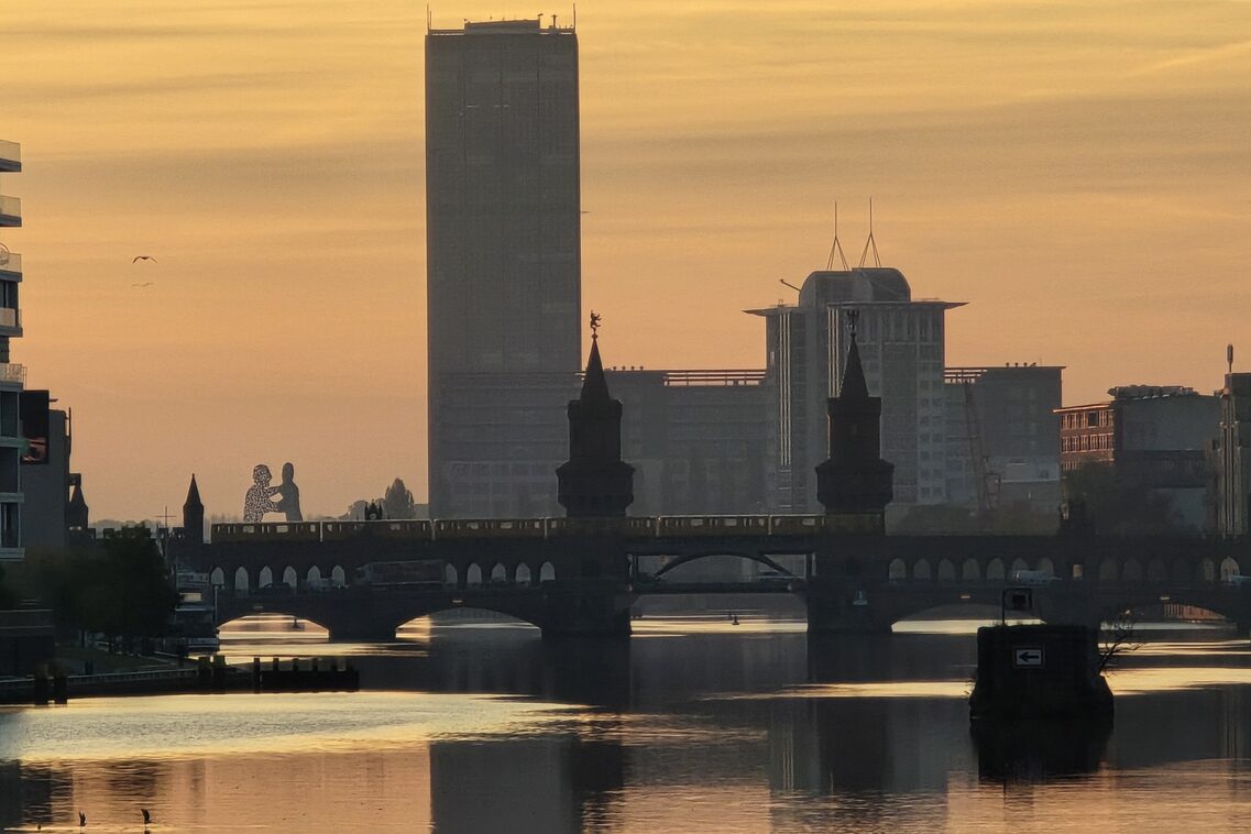 Мостът Oberbaumbrücke, който свързва Кройцберг и Фридрихсхайн.