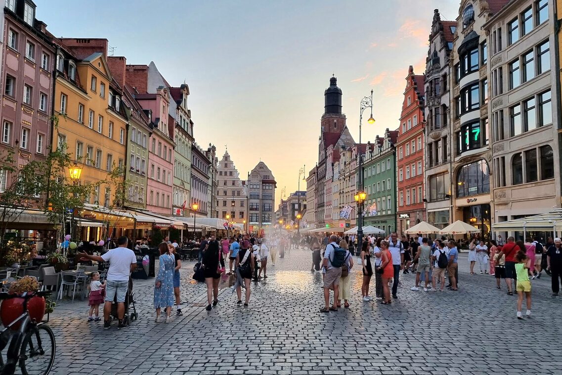 Rând istoric de case într-un oraș vechi